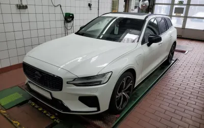 V60 T8 Recharge AWD Ultimate Dark+SHZ+AHK+360°+19